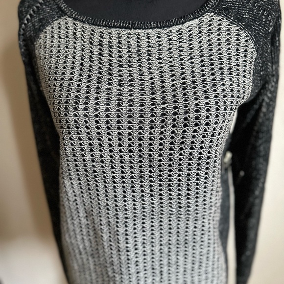 Mia Maddison Sweater Women’s M Gray Black Colorblock Long Sleeve Scoop Neck New - Picture 3 of 4